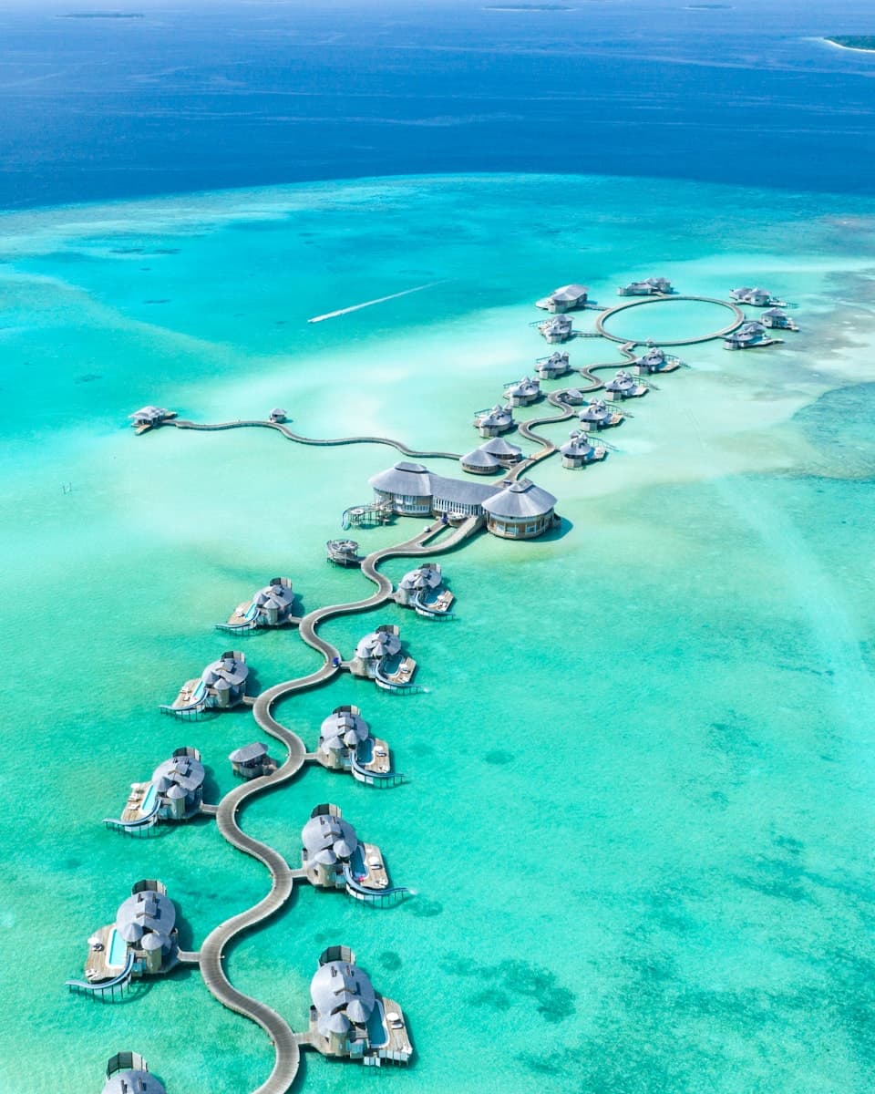 Turquoise water and villas in the Maldives